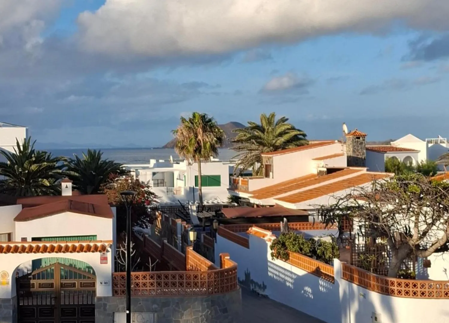 Las Olas Corralejo Beachの連絡先